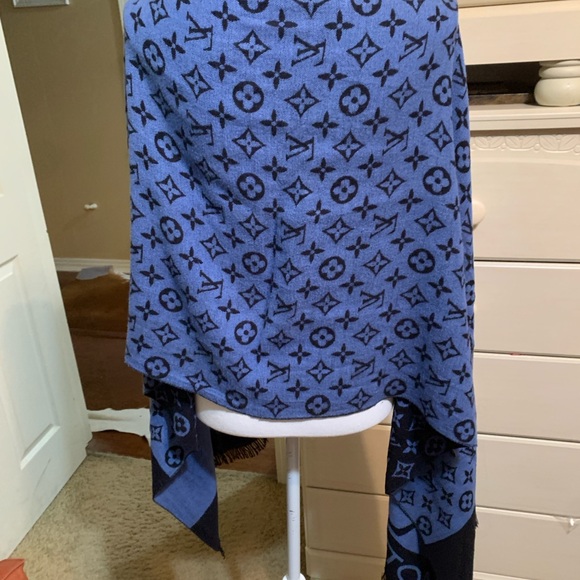 “Louis Vuitton” convertable Scarf shawl 72"x25" - Picture 3 of 7
